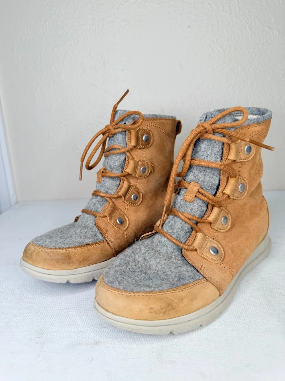 Sorel Joan tan leather gray felt ankle boot
